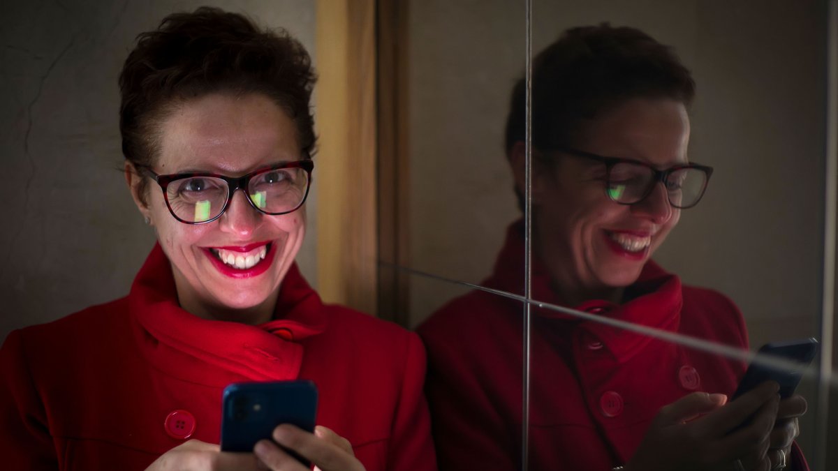 Montaje con dos imágenes de Azucena Santillán llamado ‘Doble exposición’. TOMÁS ALONSO