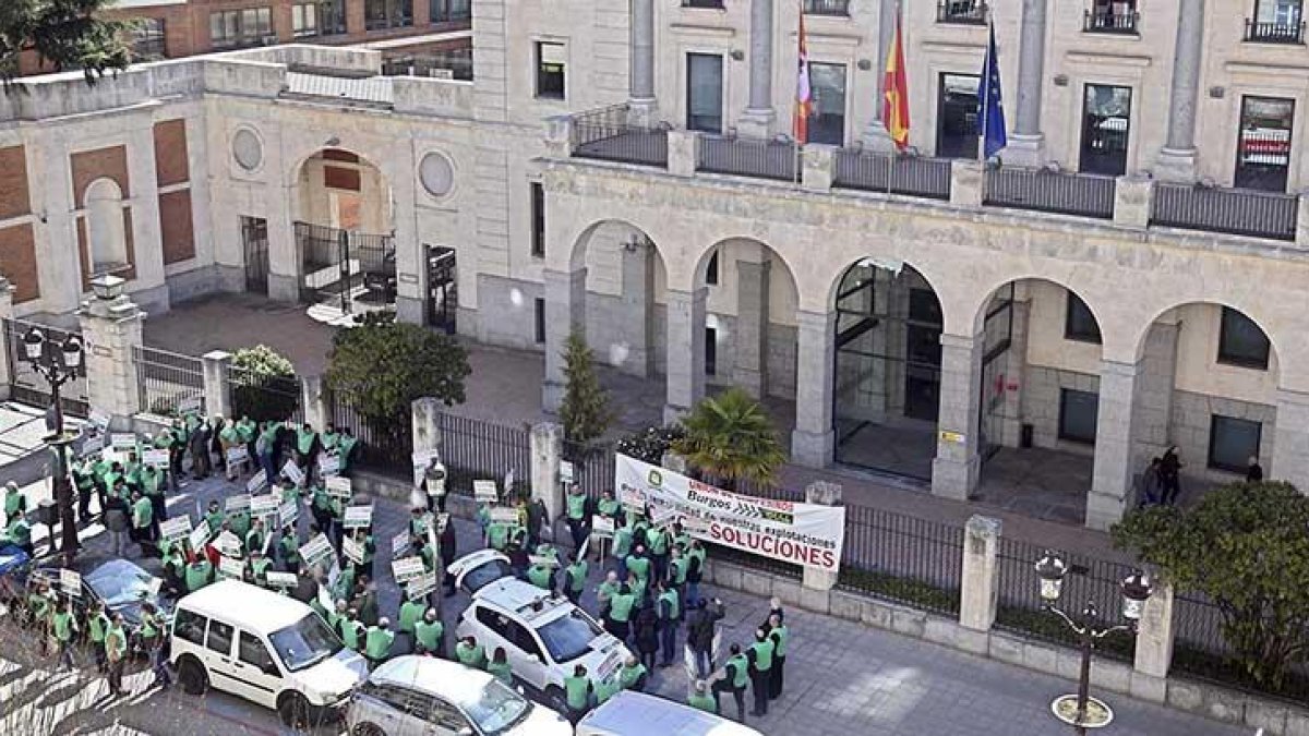 Los manifestantes lucieron chalecos verdes y cortaron la calle Vitoria para defender ante la Subdelegación el futuro de la actividad agraria.-ECB
