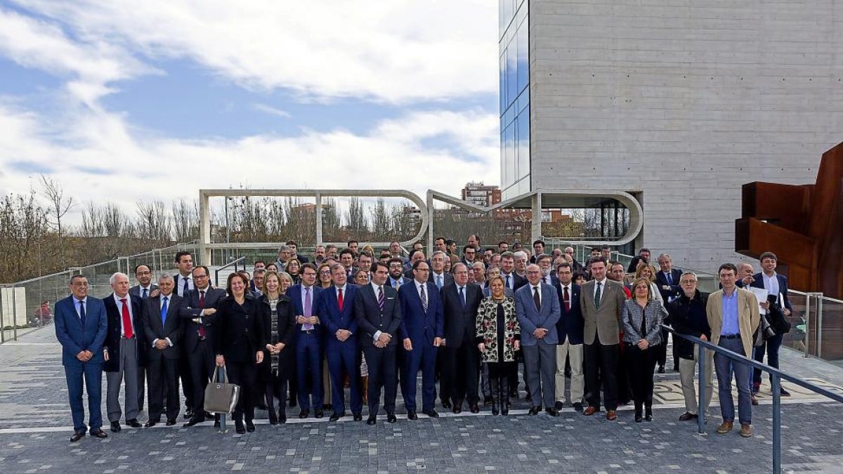 El presidente Herrera, flanqueado por el presidente de la FRMP, Alfonso Polanco, y por la vicepresidenta de la Junta, Rosa Valdeón, posa con alcaldes y presidentes de Diputación.-P. REQUEJO