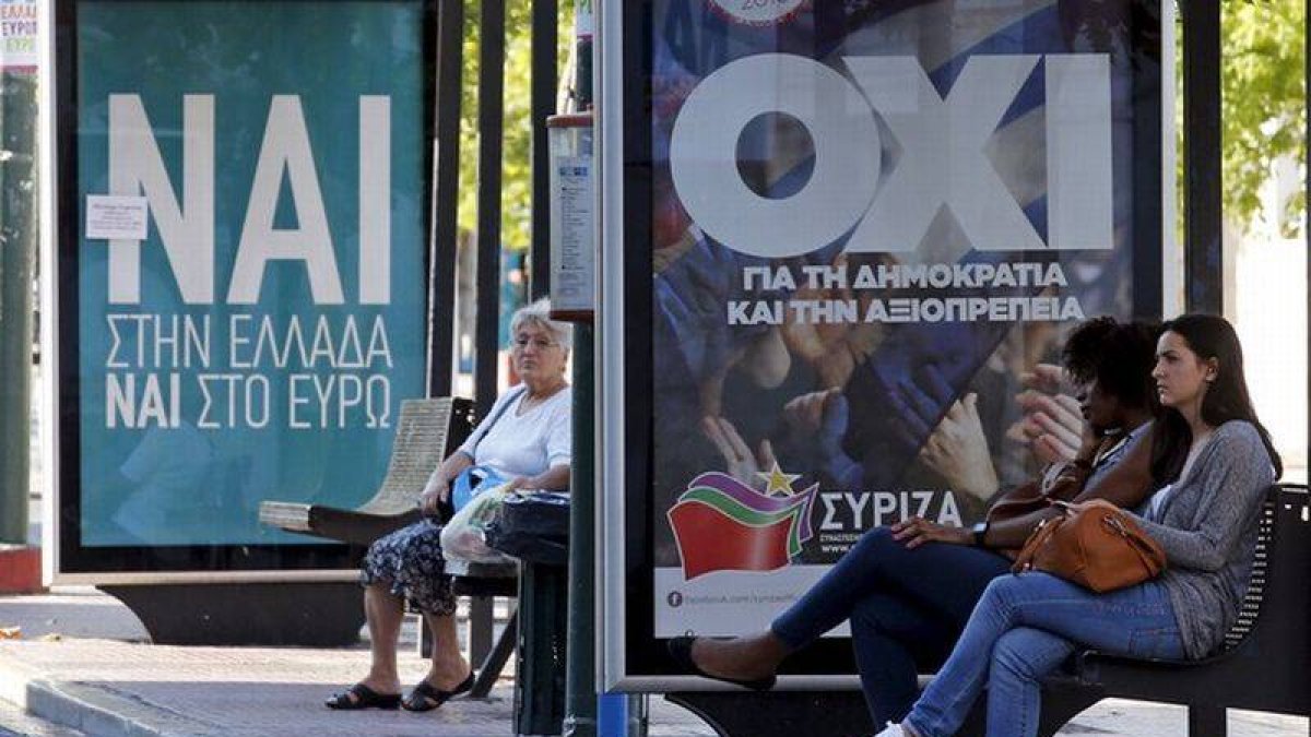 Imagen de una parada de autobús en Atenas en la que hay pancartas pidiendo el 'sí' y el 'no' en el referéndum de Grecia.-Foto: REUTERS