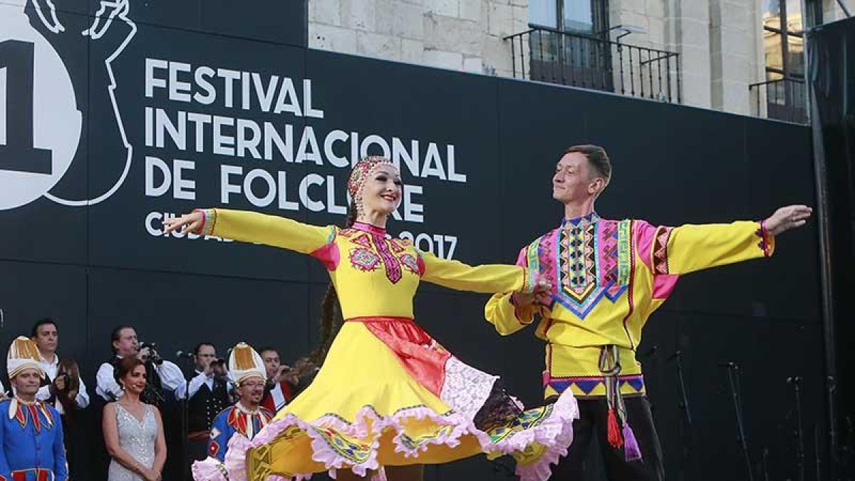 Los intérpretes en un momento de la inauguración, ayer, en el escenario de la plaza de San Juan.-RAÚL G. OCHOA