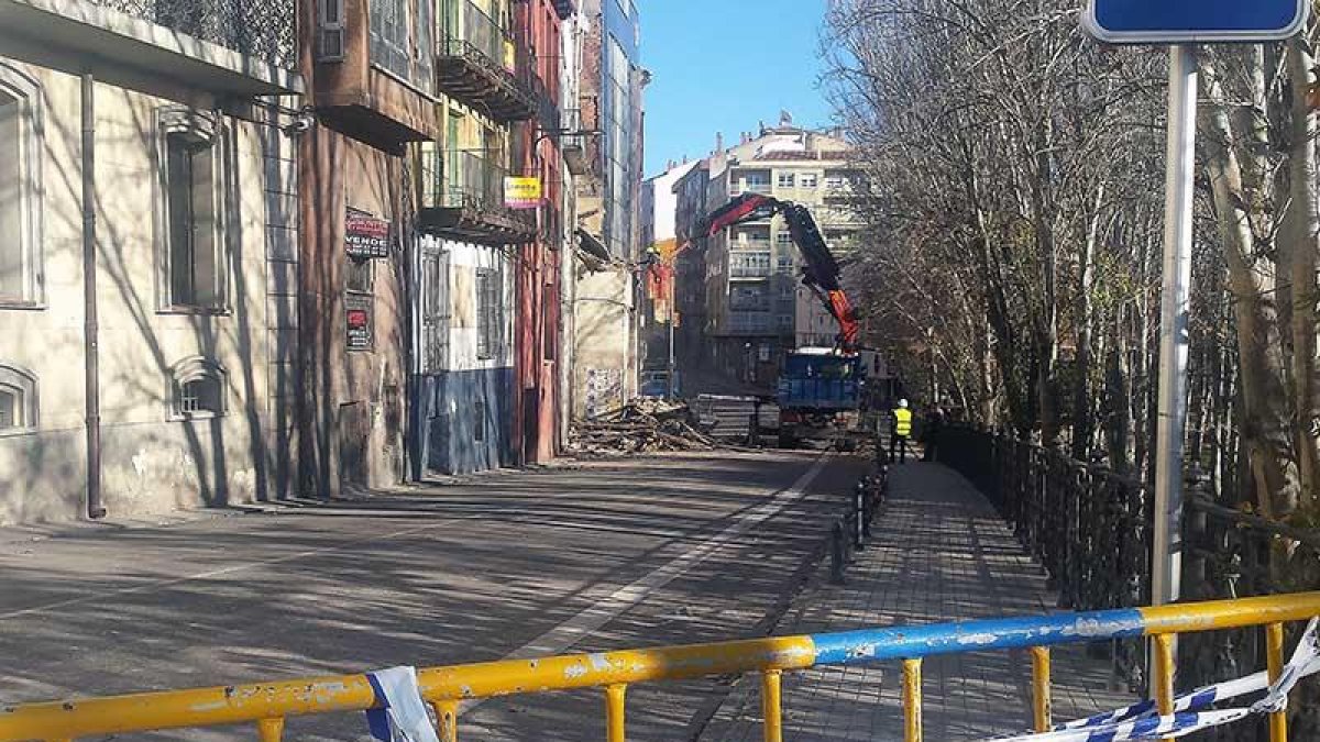 El tráfico se reabrirá mañana en la calle Postas, entre los Jardines de Don Diego y el Puente Duero.-L. V.