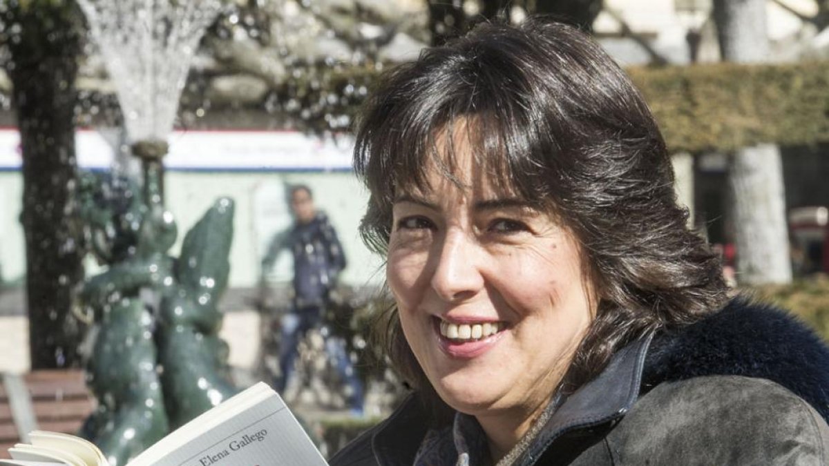 Elena Gallego posa con su libro.-ISRAEL L. MURILLO