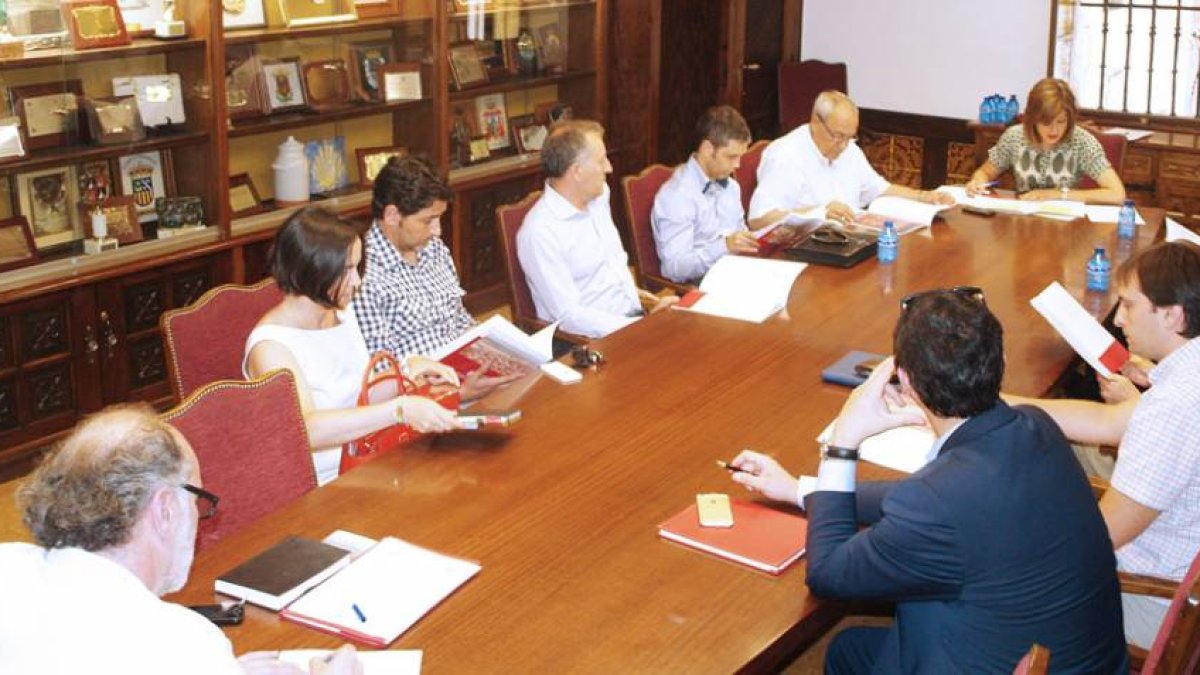 La reunión con los empresarios estuvo presidida por la alcaldesa de Miranda, Aitana Hernando.-E.M.