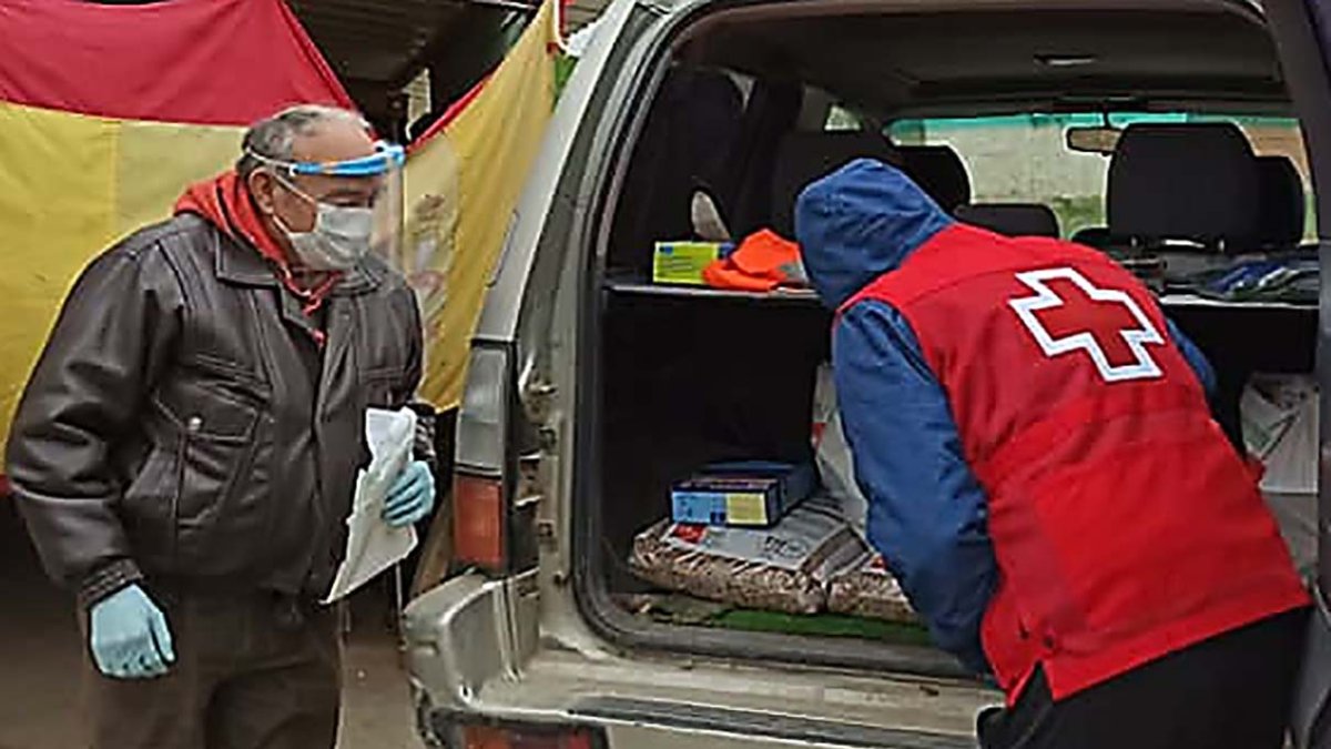 La entrega de medicamentos y alimentos es una de las labores de Cruz Roja que se han multiplicado con el confinamiento. ECB