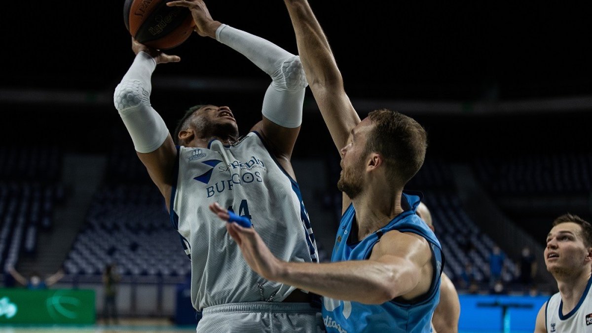 Rivero fuerza la acción ofensiva ante el estudiantil Brown. ACB PHOTO / J. PELEGRÍN