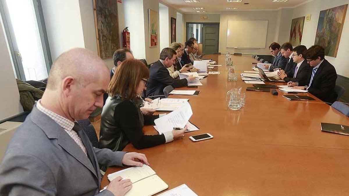 Los miembros de la directiva en la última reunión.-R. OCHOA