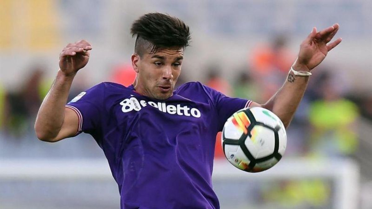 Giovanni Simeone, antes de controlar un balón, este domingo en Florencia.-REUTERS / ALBERTO LINGRIA