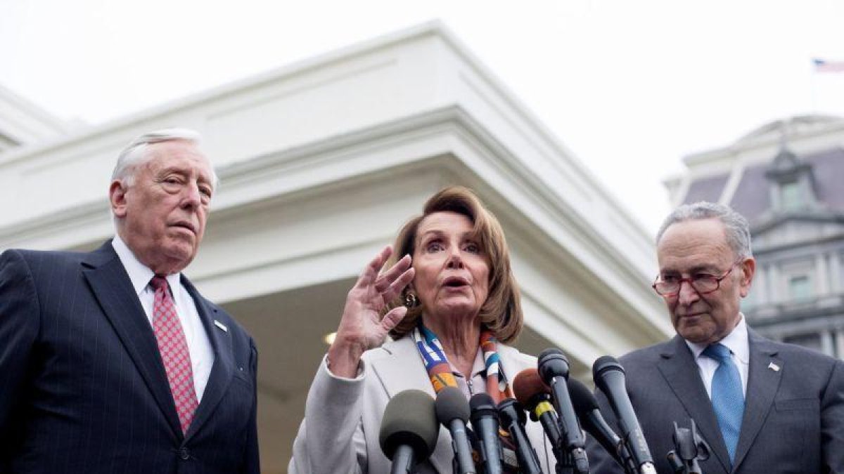 La líder de la minoría demócrata y previsiblemente próxima presidenta de la Cámara Baja, Nancy Pelosi, habla junto al líder de la minoría demócrata en el Senado, Chuck Schumer, y el representante demócrata por Maryland, Steny Hoyer.-EPA