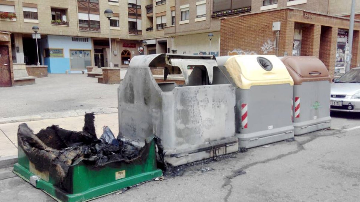 Contenedores incendiados durante el pasado fin de semana.-E. M.