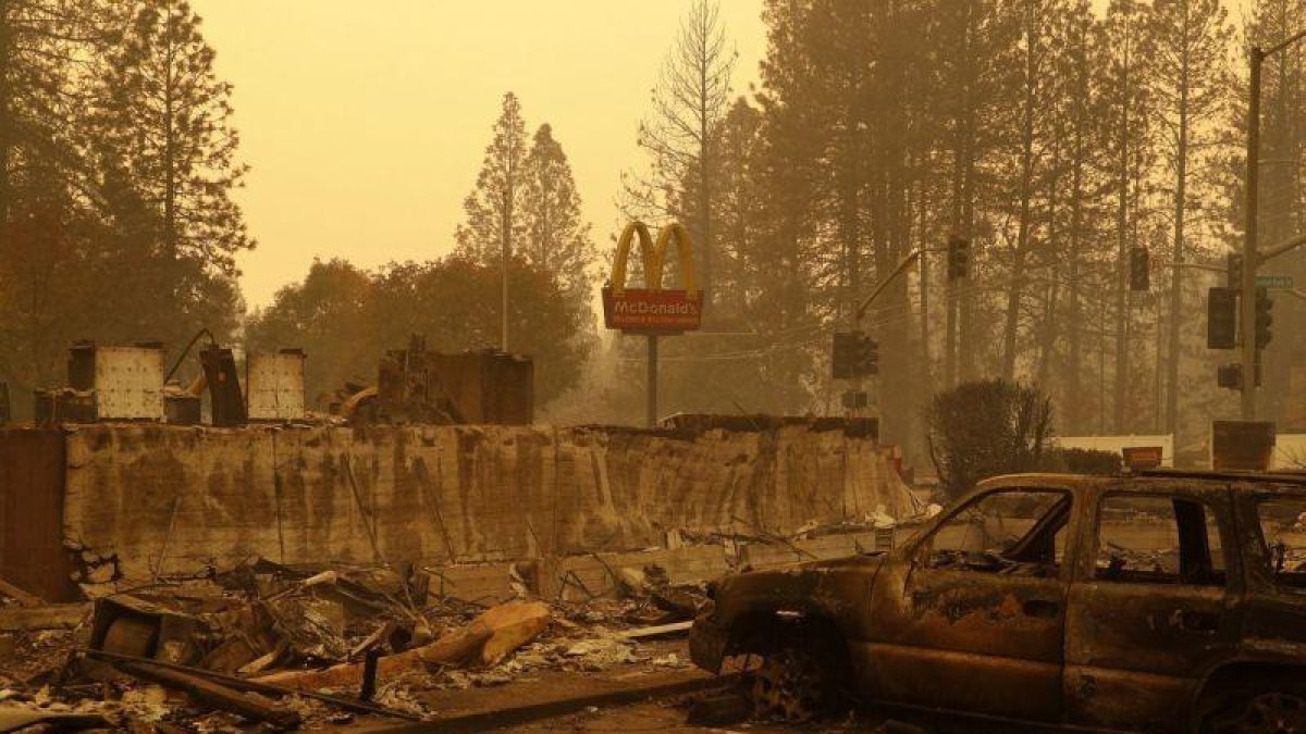Un poste de McDonalds sobresale del restaurante quemado en la ciudad de Paradise-JOHN LOCHER (AP)