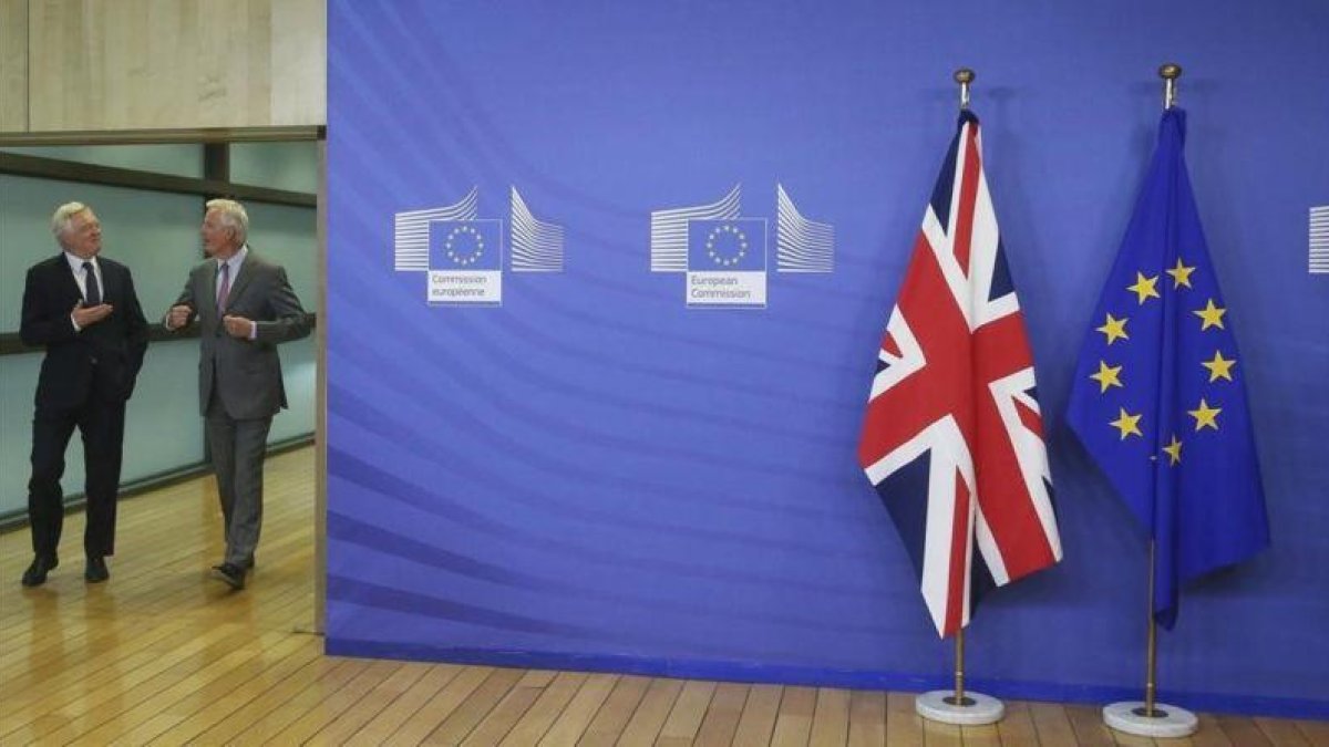 El secretario britanico para la salida de la UE, David Davis (izquierda), y el jefe negociador de la UE, Michel Barnier, este lunes en Bruselas.-EFE / STEPHANIE LECOCQ