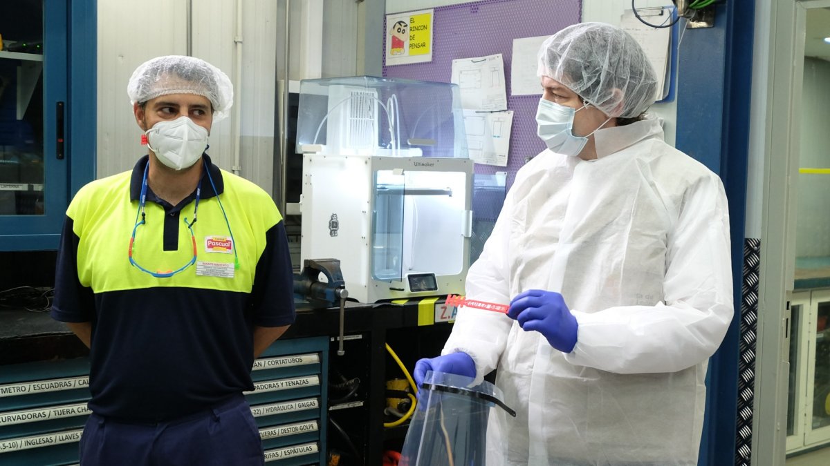 El presidente de Castilla y León, Alfonso Fernández Mañueco, durante su visita a las instalaciones de Calidad Pascual en Aranda de Duero. / ECB