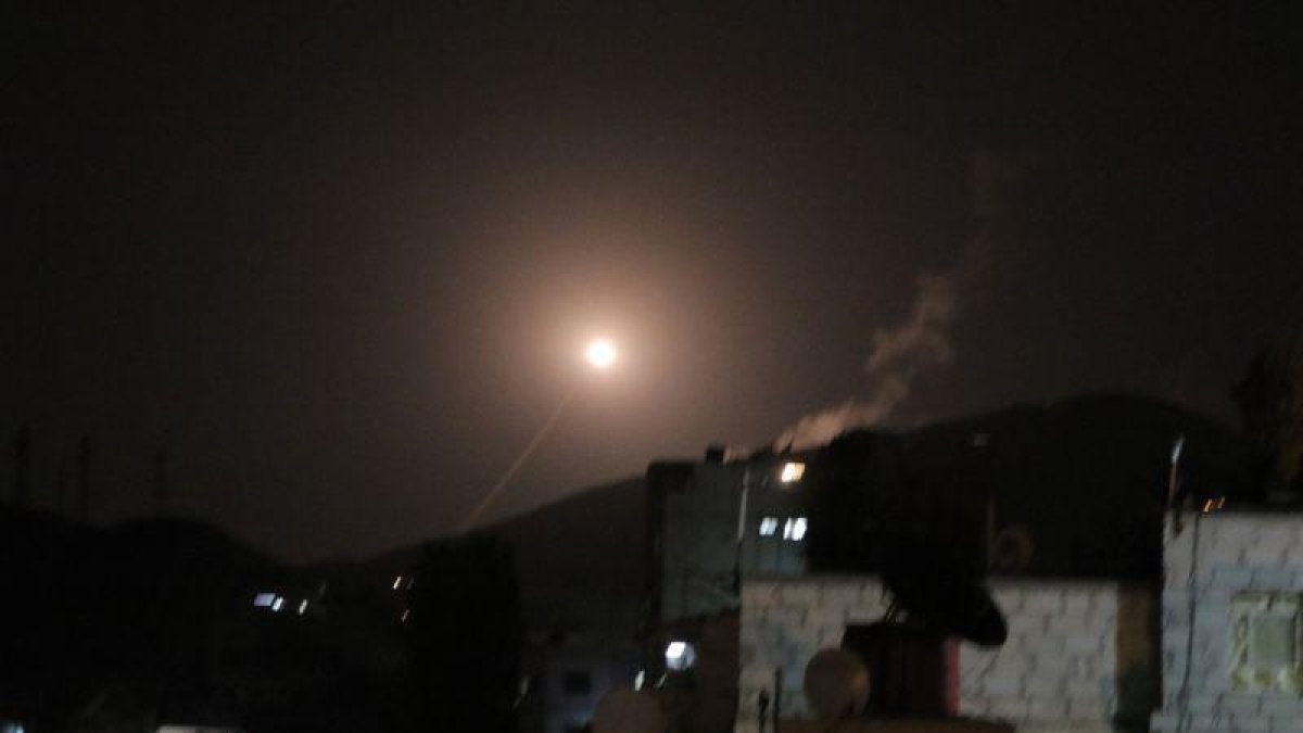 Misil lanzado desde la defensa siria responde en Damasco el ataque de EEUU, Reino Unido y Francia.-EFE / YOUSSEF BADAWI