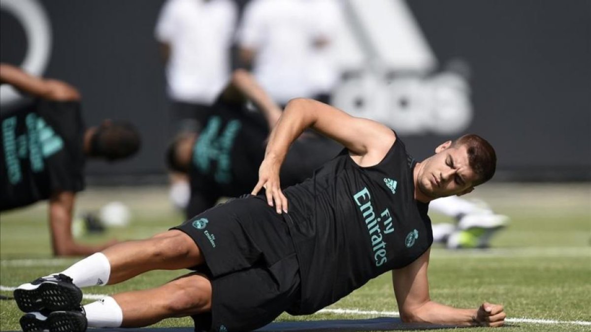Morata realiza un ejericio durante la concentración del Madrid en Los Ángeles.-GETTY IMAGES / KEVORK DJANSEZIAN
