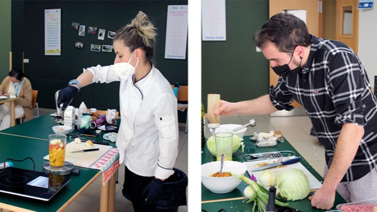 Marina Llamas (Hola Flora) y Borja Rey (Zushi) durante sus respectivos talleres para la Fundación Intras. GUILLERMO GUTIÉRREZ DEL CERRO