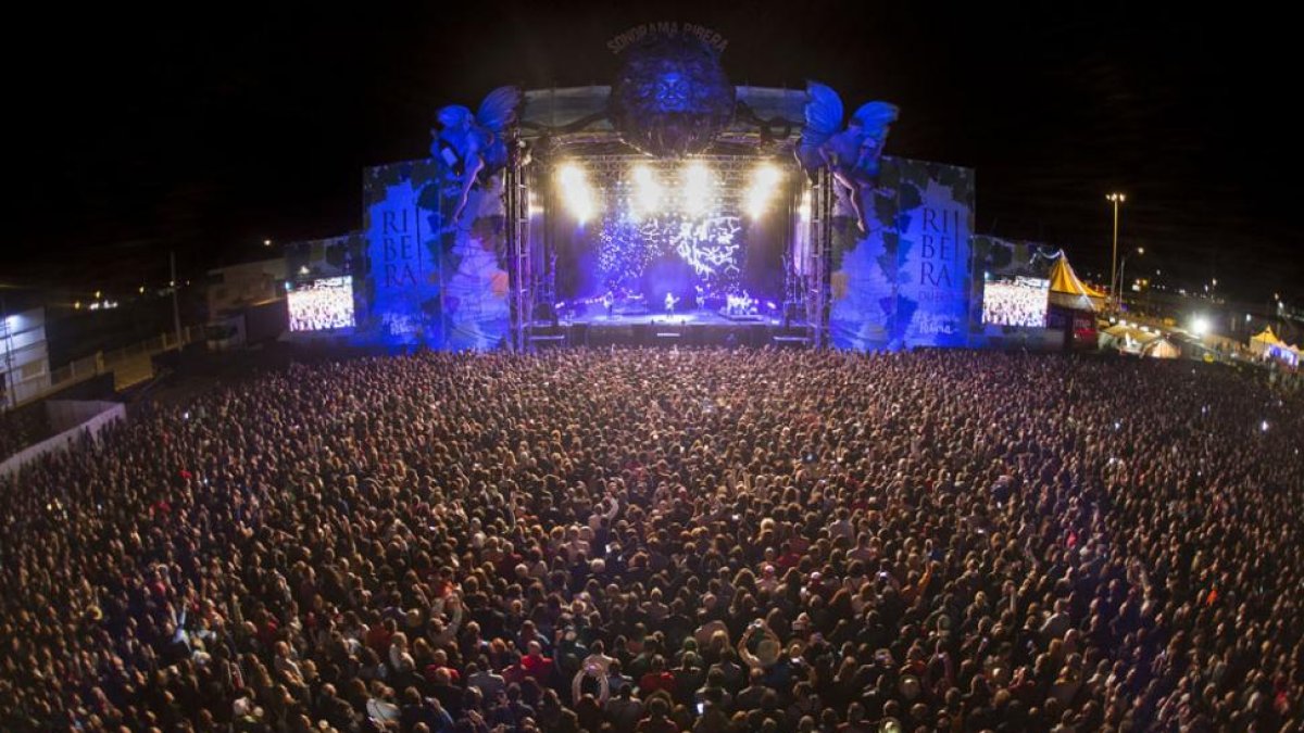 Una impresionante multitud arropó a Amaral durante el concierto que dio en el escenario Ribera del Duero.-Sonorama-Diego Santamaría