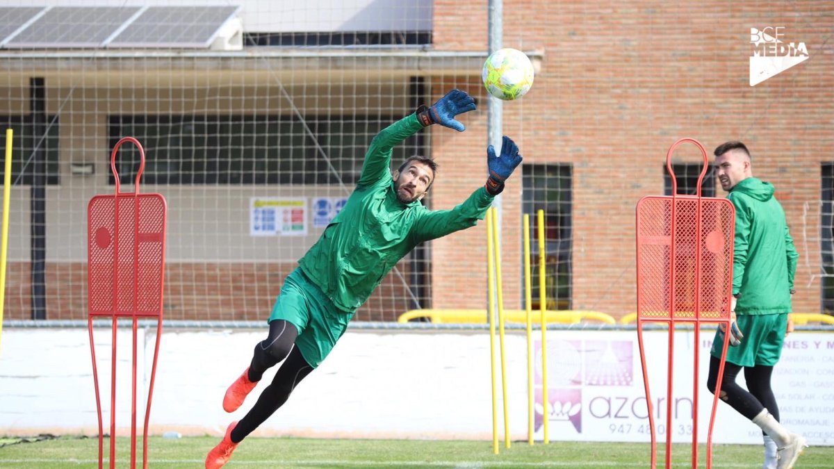 Marcelo Barovero realiza una intervención en el entrenamiento de ayer en Castañares. BURGOS CF
