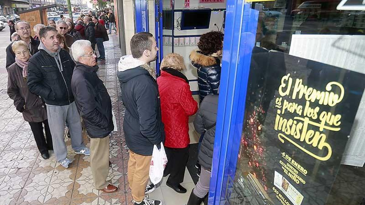 Cola de personas en la administración de DonPepe.-RAÚL G. OCHOA