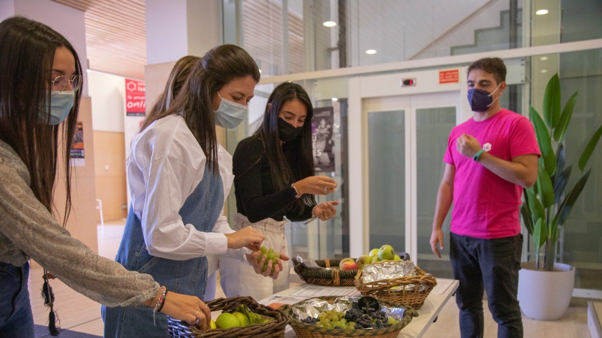 La Universidad Isabel I organiza almuerzo saludable, concurso y actividades deportivas en el Día de las Universidades Saludables. ECB