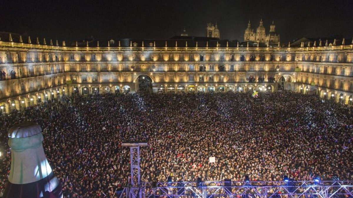 Miles de estudiantes y jóvenes de toda España se dan cita en la plaza mayor de Salamanca para despedir la nochevieja de los universitarios-Ical