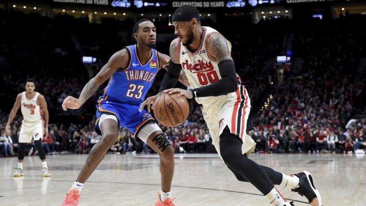 Carmelo Anthony conduce el balón en presencia de Terrance Ferguson-STEVE DYKES (AP)