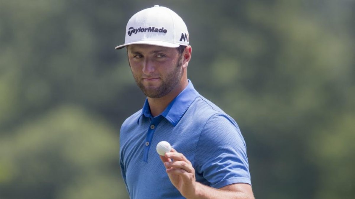 Rahm saluda tras hacer un birdie en la segunda vuelta del torneo.-MICHAEL REYNOLDS / EFE