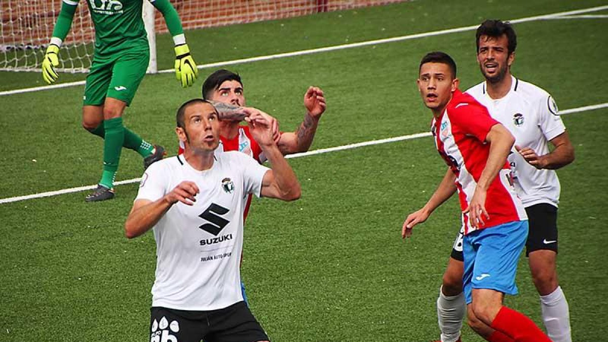 Diego Cervero se dispone a recibir un balón de espaldas a portería.-LINO VIELSA