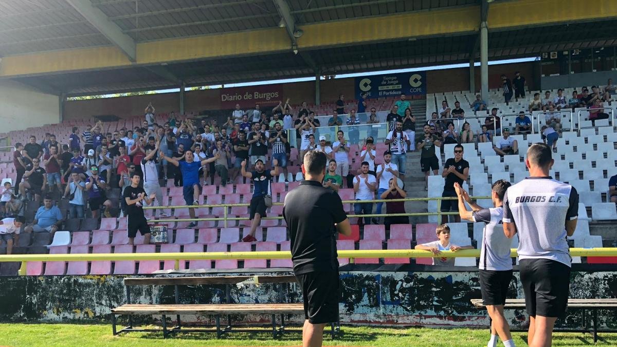 Fernando Estévez -de espaldas- agradece su implicación a la afición reunida ayer en El Plantío,-BURGOS CF