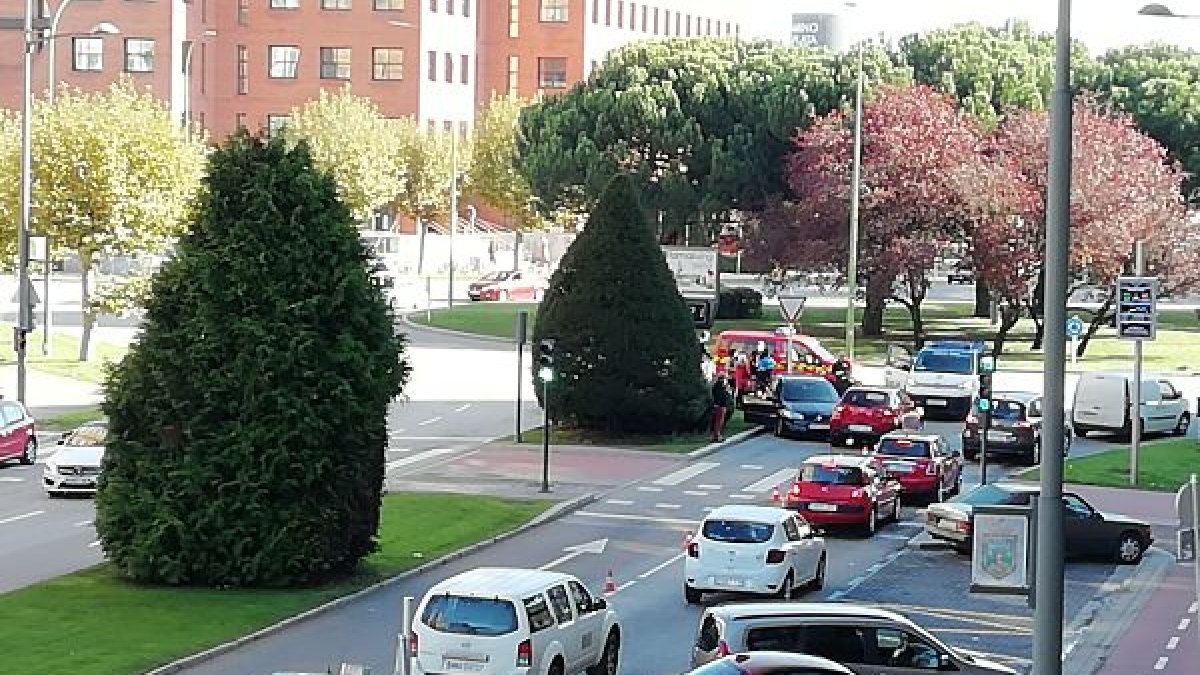 El choque se produjo en la confluencia de la avenida de la Paz y la Glorieta Bilbao. S. L. C.