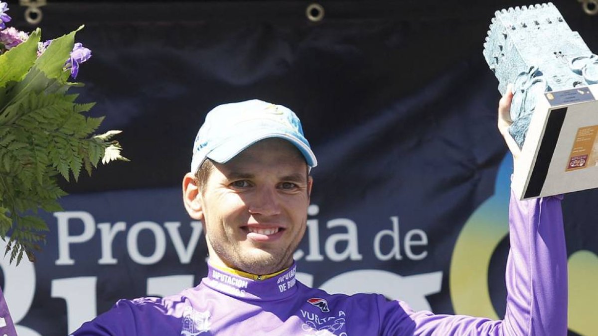 Rein Taaramae, con el maillot morado en el podium de Neila.-SANTI OTERO