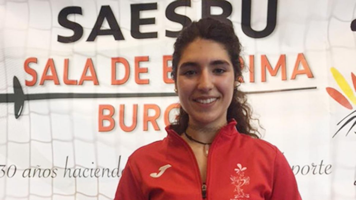 Carlota Gil posa con el trofeo que la acredita como campeona de España-ECB