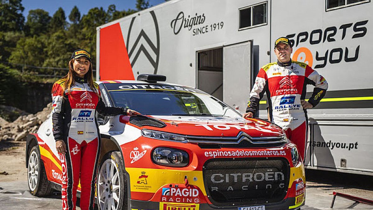 Efrén Llarena y Sara Fernández con su nuevo Citroen C3 R5. ECB