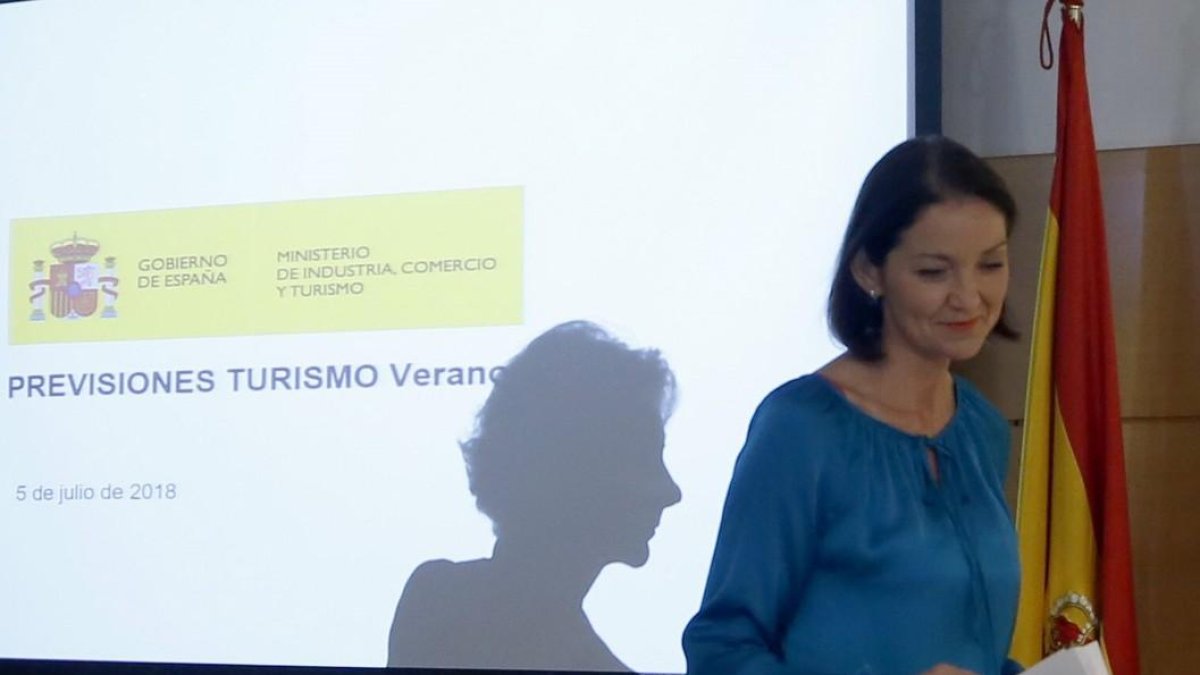 La ministra de Industria, Reyes Maroto, presenta las previsiones turísticas del verano 2018.-JAVIER LIZÓN (EFE)