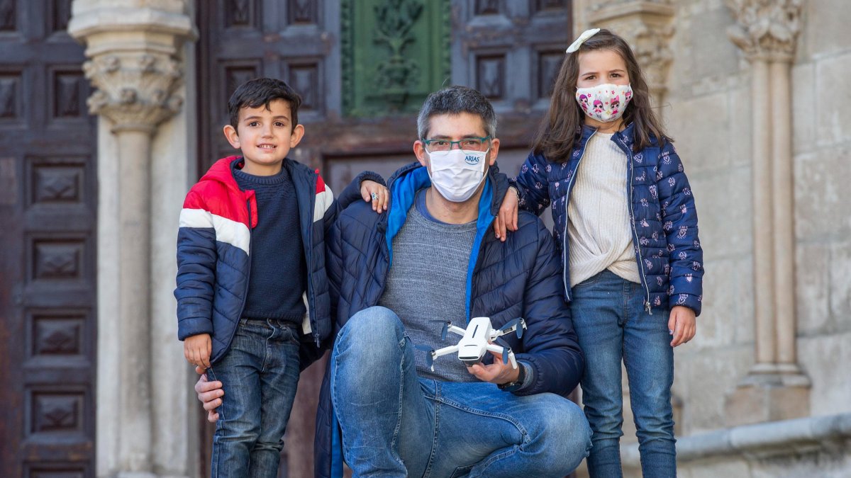 Miguel Salazar, junto a sus hijos Martín y Alba. SANTI OTERO