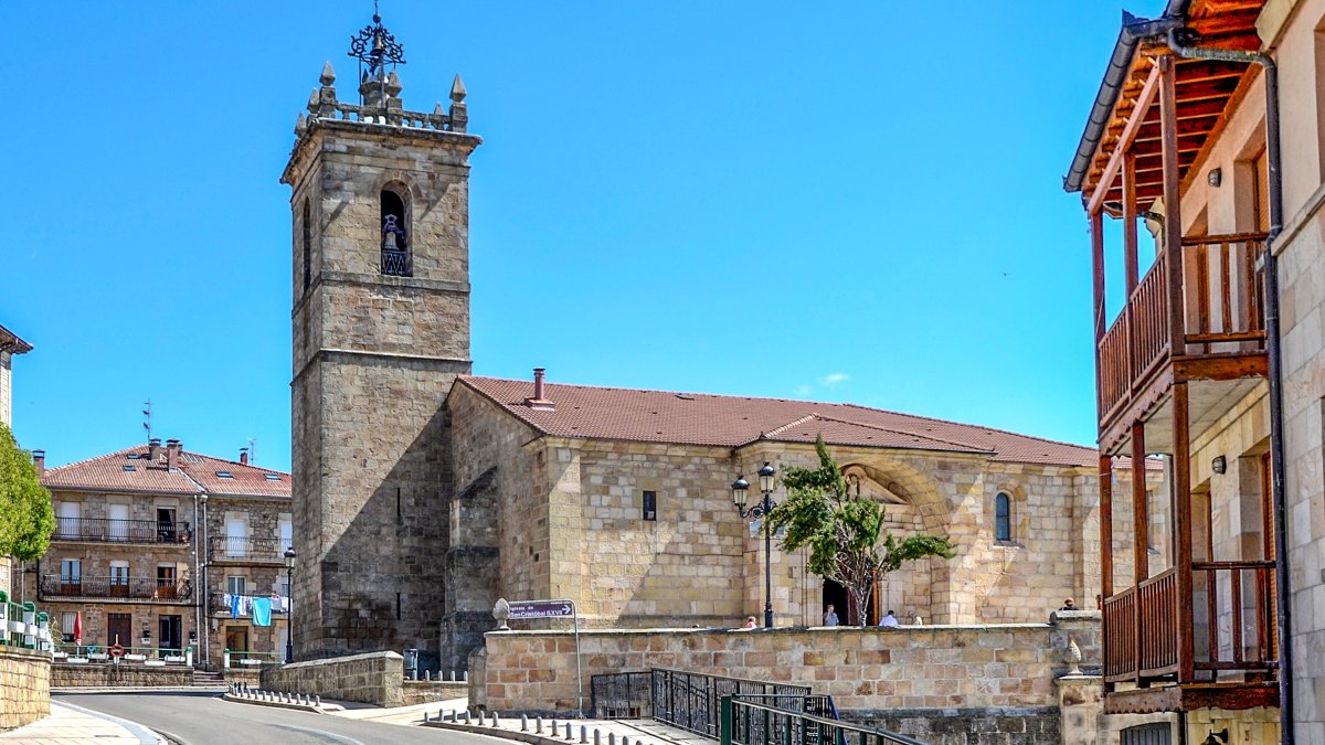 El arreglo de las grietas de la iglesia de Quintanar es una obra prioritaria para el Ayuntamiento. / R.F.