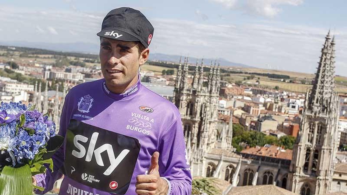 Mikel Landa posa con el maillot morado en el podium del Mirador del Castillo.-SANTI OTERO