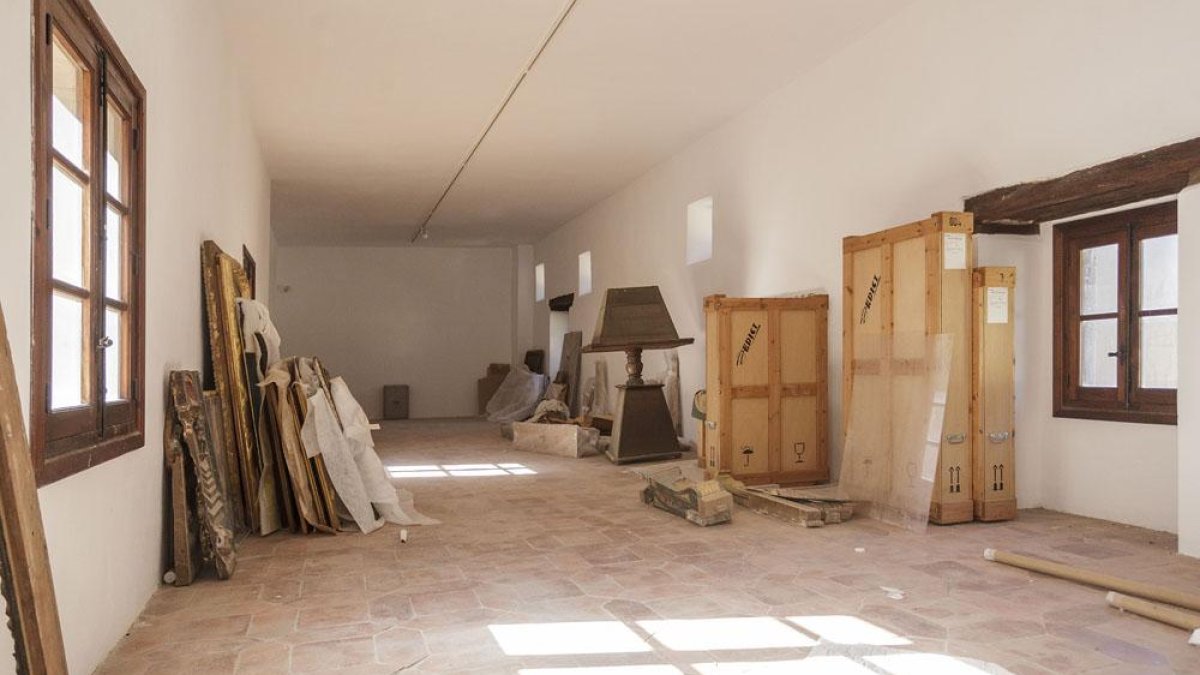 El claustro alto se sumará a la visita de San Esteban con una sala dedicada al escultor burgalés Martínez Abelenda y otra a la Virgen, donde las piezas esperan a ser desembaladas (foto).-Santi Otero