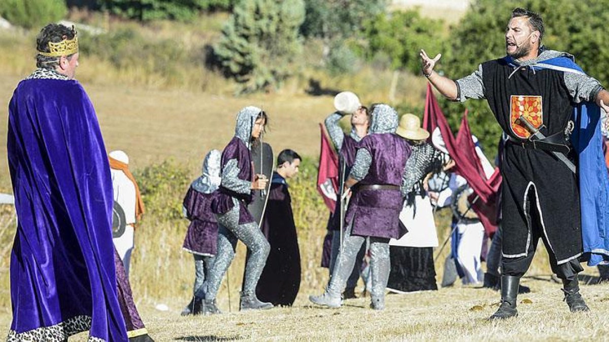 El enfrentamiento, que contó con cientos de espectadores, tuvo lugar ayer en el mismo escenario en que tuvo lugar la histórica batalla en el año 1054.-