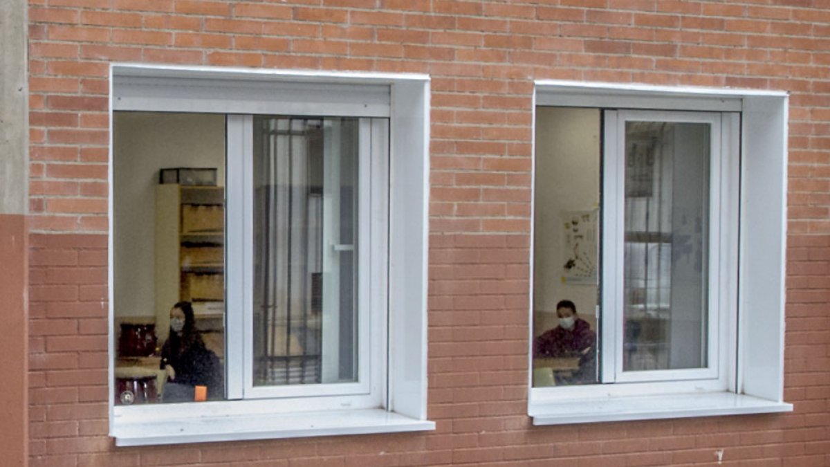 Aulas con las ventanas abiertas en un centro educativo de la capital burgalesa. ISRAEL L. MURILLO
