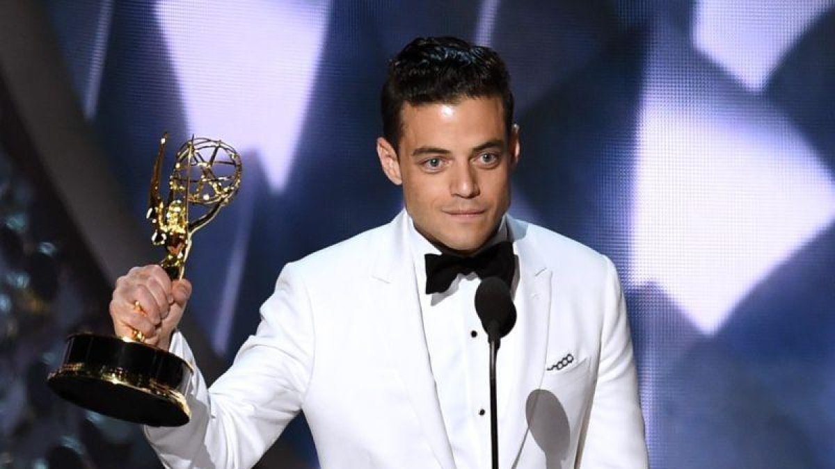 Rami Malek, con el Emmy a mejor actor por su trabajo en 'Mr. Robot'.-AFP / KEVIN WINTER / AFP