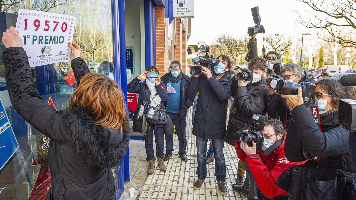 El Duende de la Suerte vendió décimos del 1º y 2º premio de la loteria del niño.