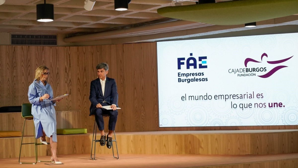 La secretaria general de FAE, Emiliana Molero, y el responsable del área de Dinamismo Empresarial en Fundación Caja de Burgos, Javier Cuasante. ECB