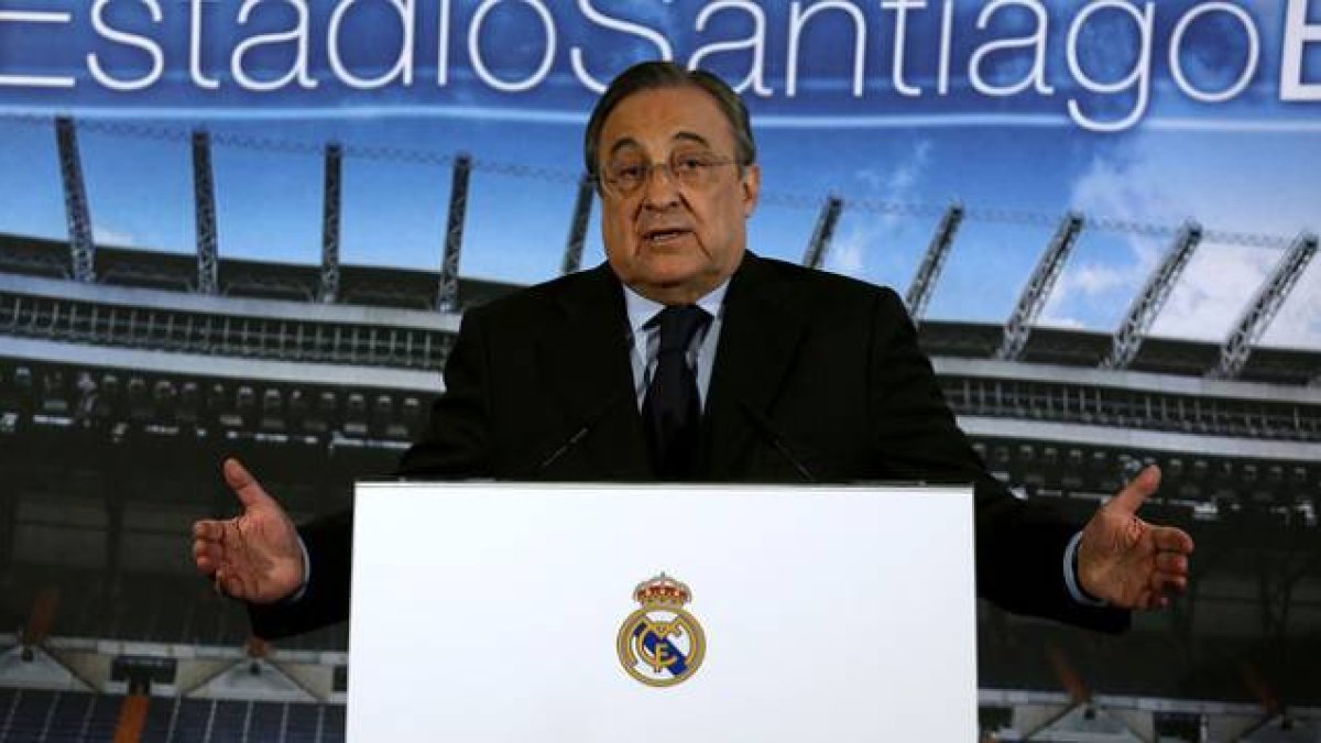 Florentino Pérez, durante la rueda de prensa que ha ofrecido este jueves para desmentir algunas informaciones y ratificar a Carlo Ancelotti.-Foto: DAVID CASTRO