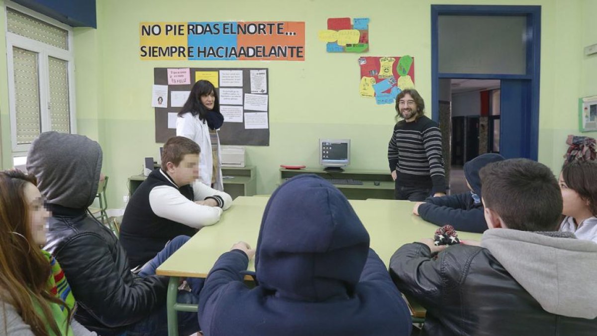 Los profesores Myriam Manso y Javier Martín con alumnos del Aula Alternativa-RAÚL G. OCHOA