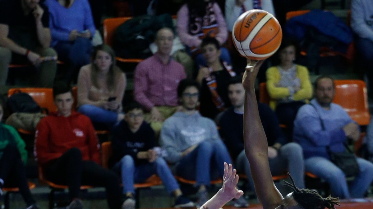 Diop lanza a canasta en el partido ante el ya ascendido Real Murcia. SANTI OTERO