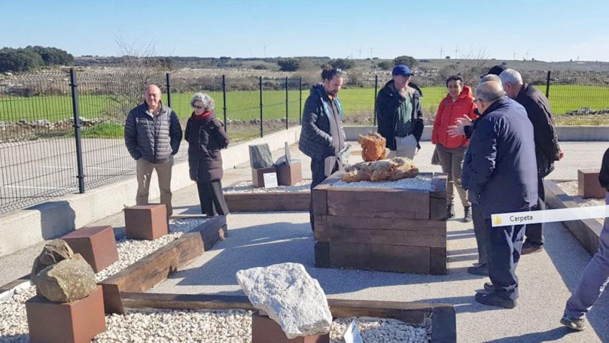 El Jardín de Rocas, ubicado junto al Museo del Petróleo, reúne una veintena de ejemplares de distintos materiales.-ECB