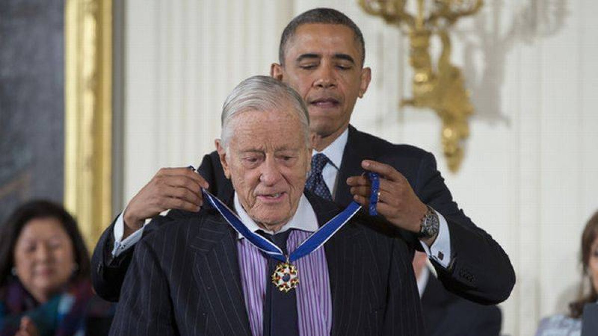 Barack Obama coloca la Medalla de la Libertad a Ben Bradlee, en noviembre del 2013 en un acto en la Casa Blanca.-Foto: AP / EVAN VUCCI