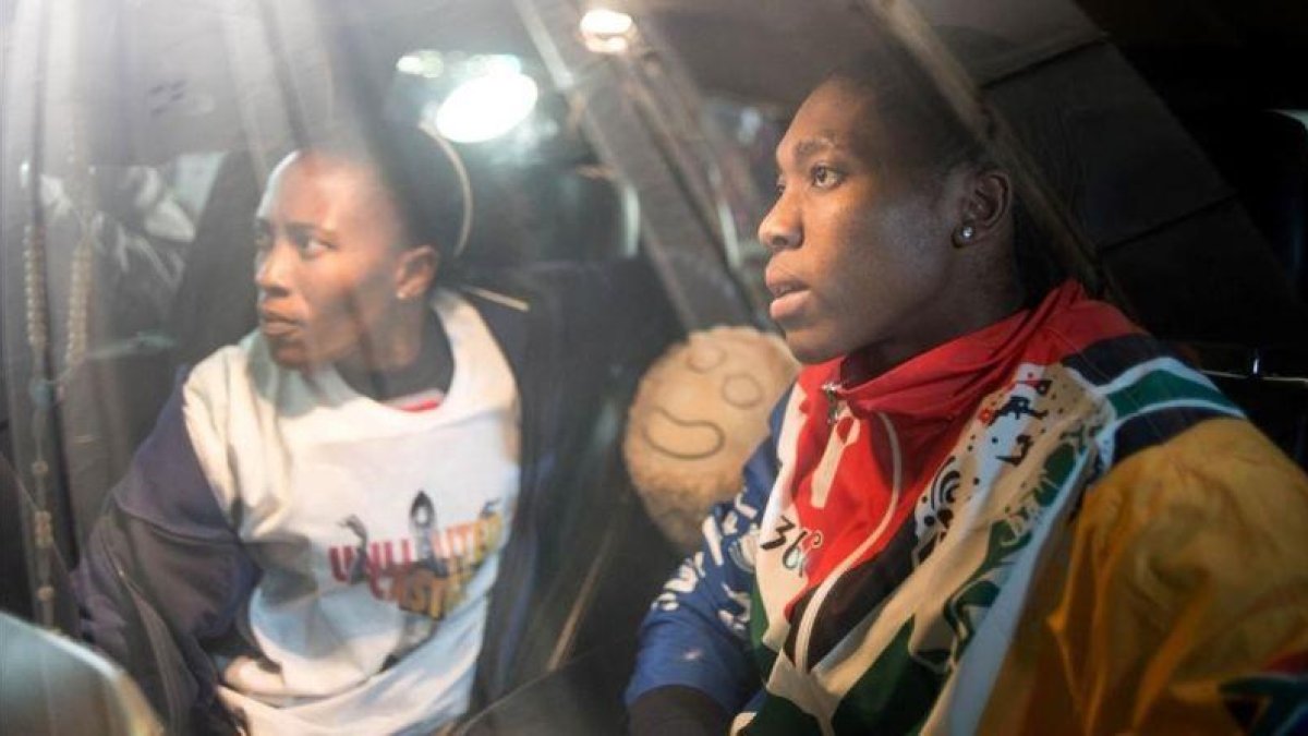 Caster Semenya (derecha), en una imagen de archivo, con su novia Violet.-AFP / MUJAHID SAFODIEN