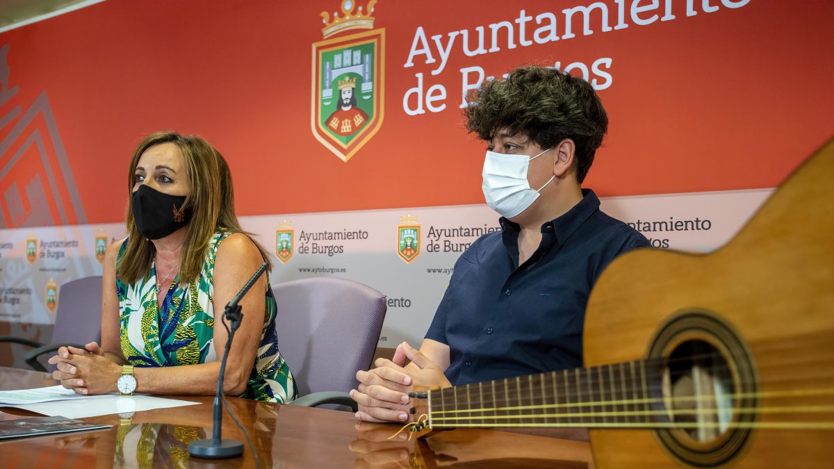 La presidenta del IMC, Rosario Pérez Pardo, y el coordinador del homenaje y guitarrista Samuel Diz. SANTI OTERO